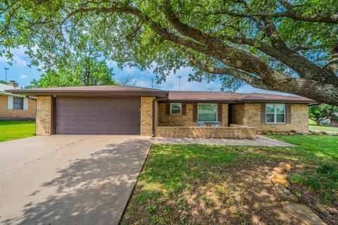 Photo of 1300 Austin Street, Bowie, TX 76230 (MLS # 21200705)