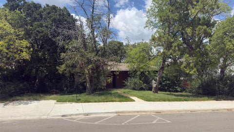 Photo of 700 W Sycamore Street, Denton, TX 76201 (MLS # 21331000)