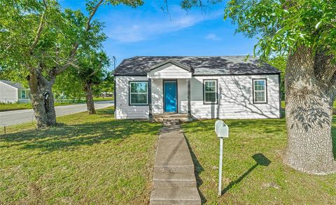 Single Family Residence in Bowie TX 305 Greenwood Avenue.jpg
