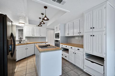 Tiny photo for 2406 Knightsbridge Street, Grand Prairie, TX 75050 (MLS # 21099483)