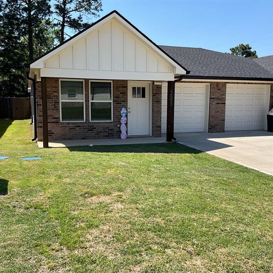 MOVE-IN SPECIAL -  6 MONTH LEASE - 3 Bedroom, 2 Bath, 1 Car Garage duplex in Mineola. Stained concrete throughout. Open concept with vaulted ceilings giving larger feel. Range-Oven and Dishwasher included with rent. Ready for move-in.