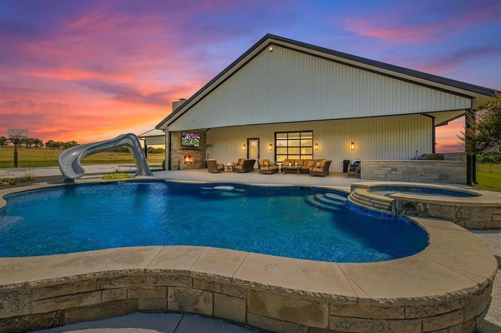 385 Private Road 1733