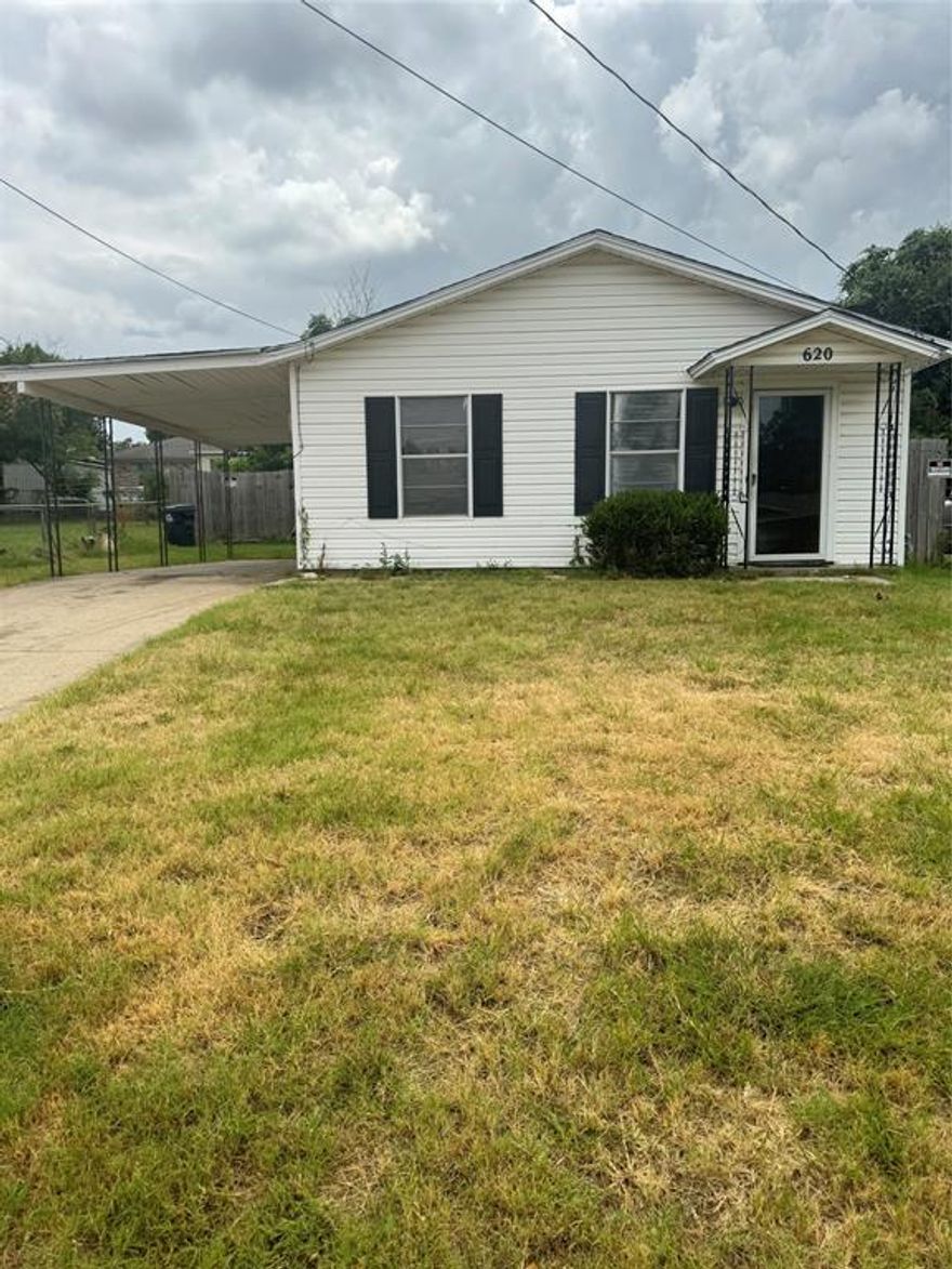 ***CUTE CUTE CUTE!! THIS PROPERTY HAS BEEN REMODELED AND IS WATING FOR A NEW TENANT! FRESH NEW PAINT THROUGHOUT* NEW LIGHT FIXTURES AND CEILING FANS* FRESH NEW TILE IN THE BATHROOM SHOWER*NEW TOILET AND VANITY*STOVE, WASHER AND DRYER INCLUDED FOR USE* NICE SIZE YARD AND NOT FAR FROM THE FREEWAY* SHOW AND LEASE TODAY!!!
TENANT TO VERIFY SCHOOLS***