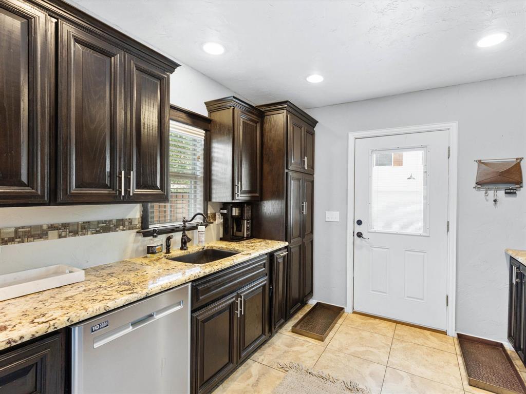 Fort Worth, Texas 76107, United States, 3 Bedrooms Bedrooms, ,2 BathroomsBathrooms,Residential,Pending,33411