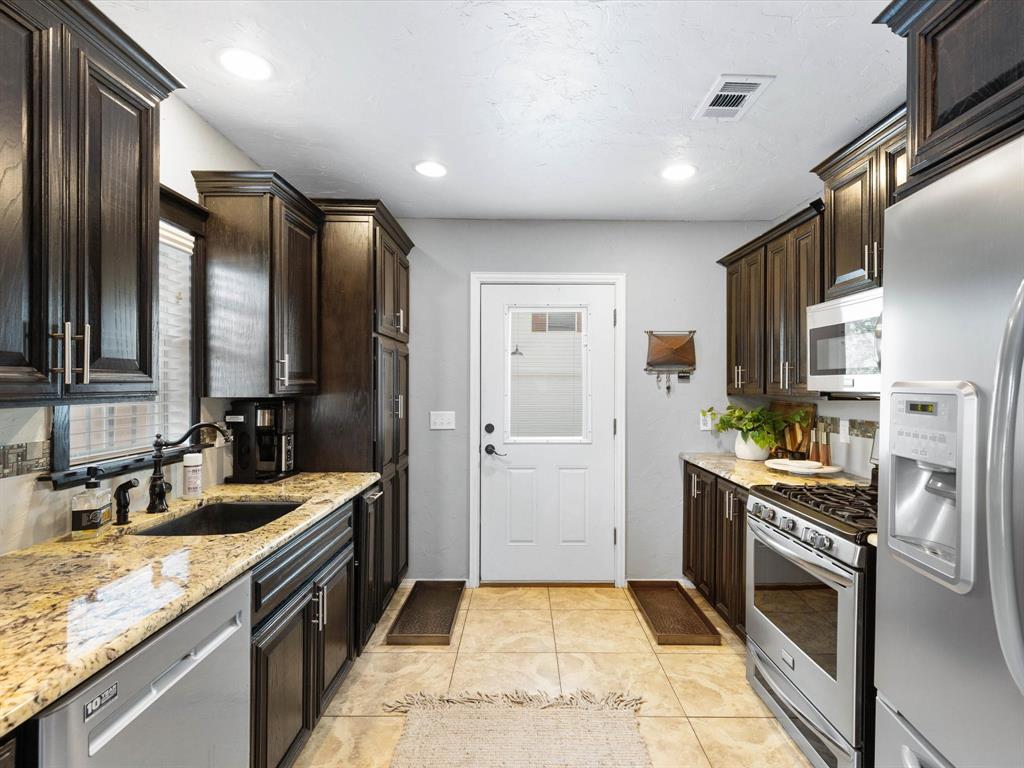 Fort Worth, Texas 76107, United States, 3 Bedrooms Bedrooms, ,2 BathroomsBathrooms,Residential,Pending,33411