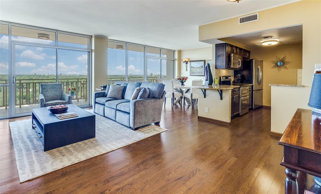 6211 W Northwest Highway 1504