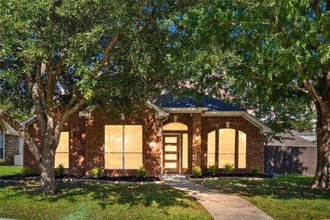Photo of 305 Droinwich Circle, Allen, TX 75002 (MLS # 21267645)