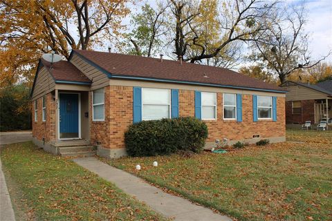 Photo of 707-709 Woodland Street, Denton, TX 76209 (MLS # 21196058)