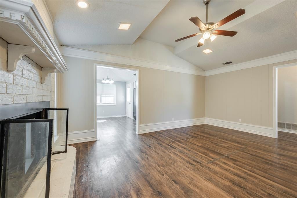 109 E Willow Lane