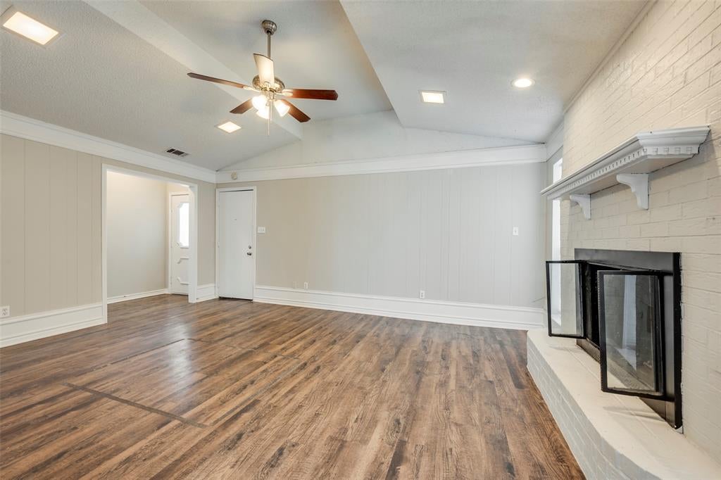 109 E Willow Lane