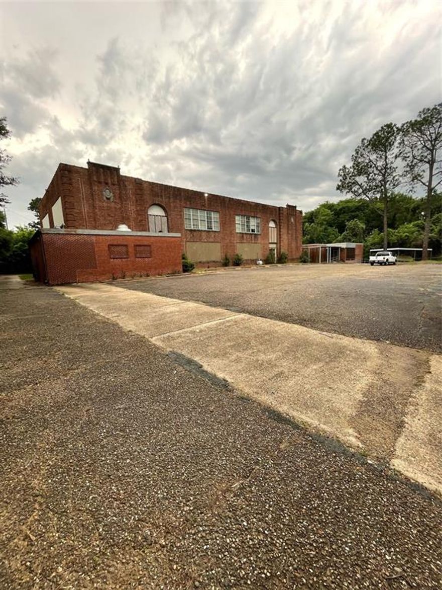 NOTE GEOP NUMBERS - PARCELS GO WITHT HIS PROPERTY IN THE SALE TO BE ABOUT 3 OR MORE ACRES OR 2.655 APRROX, 153382,153383,153384,153386,153387,208976. I WILLHAVE ALL INFORMAITON AND EACH FLOOR LAYOUTS IN THE DOCUMENT SECTION ON LACDB. THE MAIN PROPERTY AND COMMERCIAL BUILDING IS 1.99 ACRES LICATED JUST SOUTH OF DOWNTOWN SHREVEPORT, LOUISIANA, ACROSS LINE AVENUE FROM THE WILLIS-KNIGHTON REHABILITATION INSTITUTE.THIS PROPERTY IS BY I-20 ON AND OFF RAMPS AND NEAR THE CENTER OF SHREVEPORT, DOWNTOWN. THE MAIN BUILDING CONTAINS APPROXIMATELY 21,506 SQUARE FEET. THE GROUND FLOOR, BASEMENT OF THE MAIN BUILDING CONTAINS 9,549 HEATED. THE SECOND FLOOR IS 8,400 HEATED. THE ADJOINING BUILDING HAS APPROXIMATELY 3277 HEATED SQUARE FEET ALSO. THIS PROPERTY IS ZONED C-3. THIS BUILDING COULD BE TORN DOWN FOR A LARGE COMPLEX OR BUILDING DEVELOPMENT IN SHREVEPORT. THIS BUILDING WAS BUILT IN 1929. THIS WAS THE OLD CRIME LAB IN SHREVEPORT, AND HAS SO MANY ROOMS AND OFFICES.