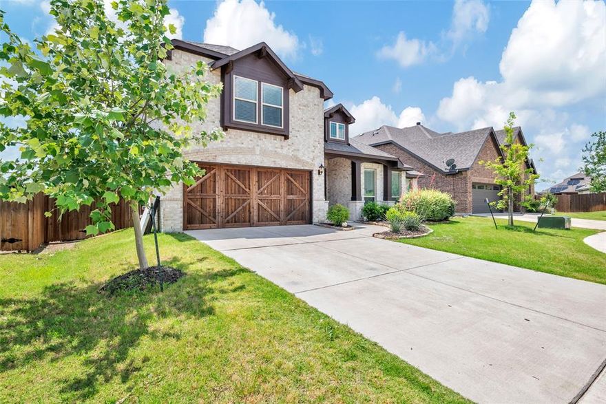 Discover the lifestyle you deserve at 504 Lowland Lane in Waxahachie’s sought-after North Grove community. This stunning 4-bed, 3-bath home offers nearly 3,000 sq. ft. of elegant living where comfort meets style. Enjoy a spacious living room with a cozy gas fireplace, perfect for quiet nights or entertaining. The gourmet kitchen features granite counters, stainless steel appliances, gas-cooktop, and a built-in coffee bar. The spa-like primary suite includes dual vanities, soaking-tub, oversized shower, and boutique style closet. Covered patio, pool, trails, and parks complete just minutes from historic downtown and with easy access to Dallas.


Descubre el estilo de vida que mereces en 504 Lowland Lane, dentro de la codiciada comunidad de North Grove en Waxahachie. Esta impresionante residencia de 4 habitaciones y 3 baños ofrece casi 3,000 pies cuadrados de espacio elegante donde la comodidad se encuentra con el diseño sofisticado. Disfruta una sala de estar con chimenea de gas perfecta para noches tranquilas o reuniones. La cocina gourmet cuenta con cubiertas de granito, electrodomésticos de acero inoxidable, estufa de gas y estación de café. La suite principal tipo spa ofrece tocadores dobles, tina, amplia ducha y vestidor boutique. Patio cubierto, alberca, senderos y parques completan esta joya cerca del centro histórico y con fácil acceso a Dallas.