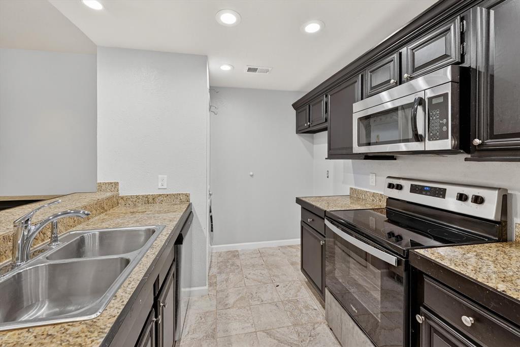 Woods On Park Lane Condos - Residential