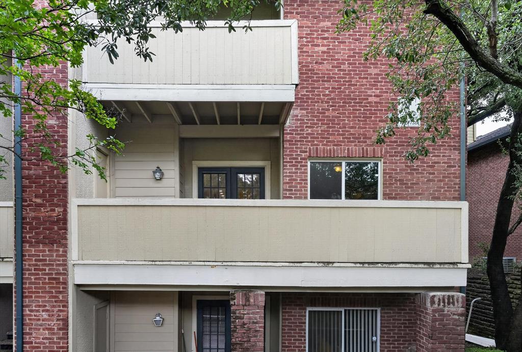 Woods On Park Lane Condos - Residential