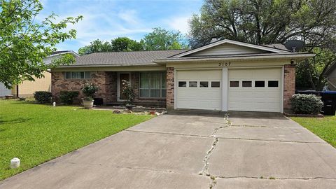 Photo of 3107 Eastland Avenue, Greenville, TX 75402 (MLS # 21159412)