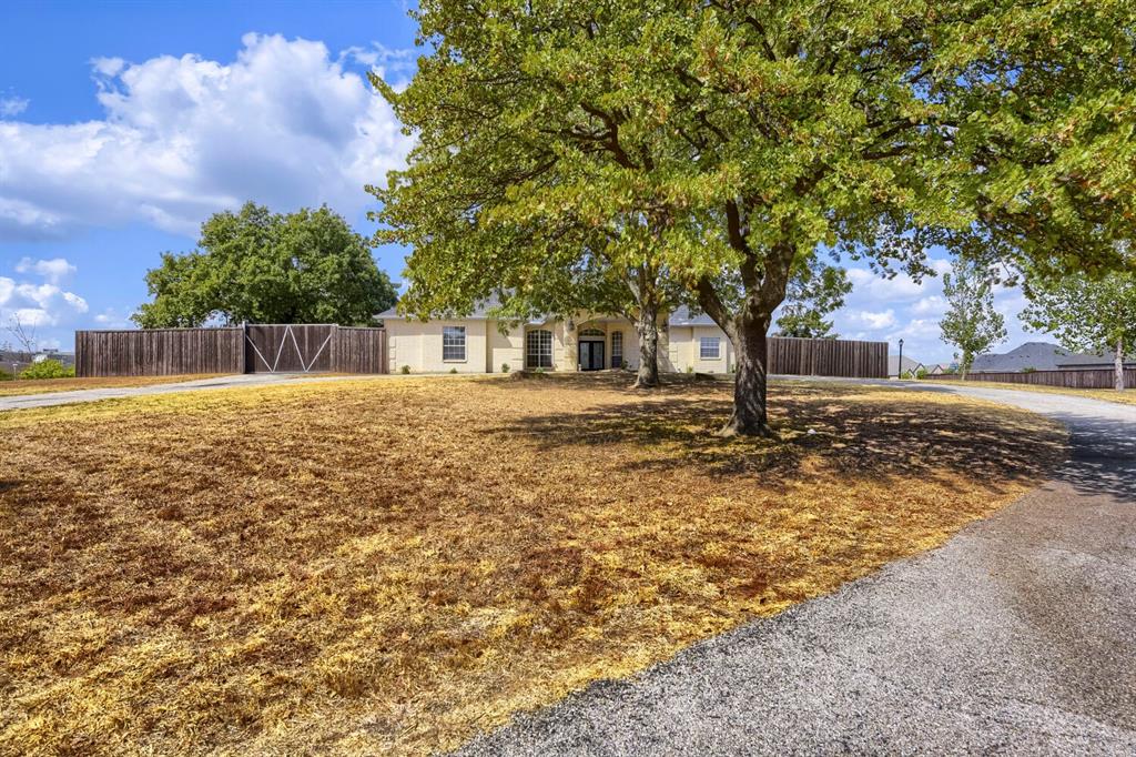 Photo of 201 N Garza Road, Shady Shores, TX 76208 (MLS # 21390817)
