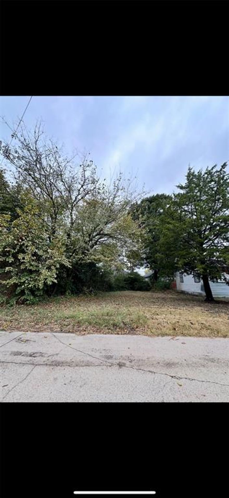 Build your dream project just  7 minutes from historic Downtown Waxahachie! this vacant lot offers an excellent opportunity for residential development in one of Ellis County’s fastest-growing areas. Enjoy the charm and convenience of being minutes from the downtown square, restaurants, shopping, and community events. Easy access to Hwy 77, I-35E, and U.S. 287 makes commuting a breeze.
The lot is level and ready for your vision—ideal for a custom home, investment property, A great opportunity to own land close to the heart of Waxahachie’s vibrant and expanding community!