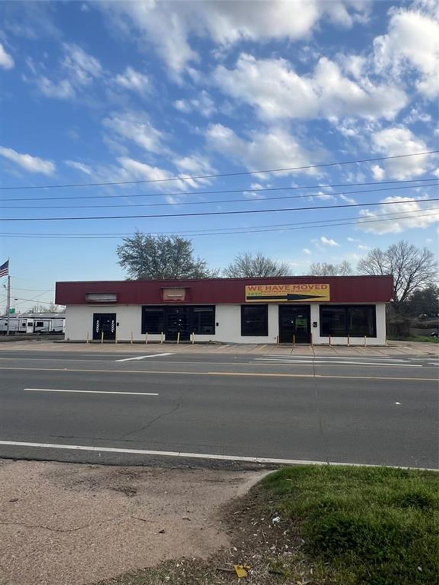 SUPER LOCATION BY THE INTERESTATE, I-49 AND I-220. TWO SPACE ARE FOR LEASE AND THE THIRD ON WILL BE LISTED SOON. HEAVY TRAFFIC ON THIS STREET.