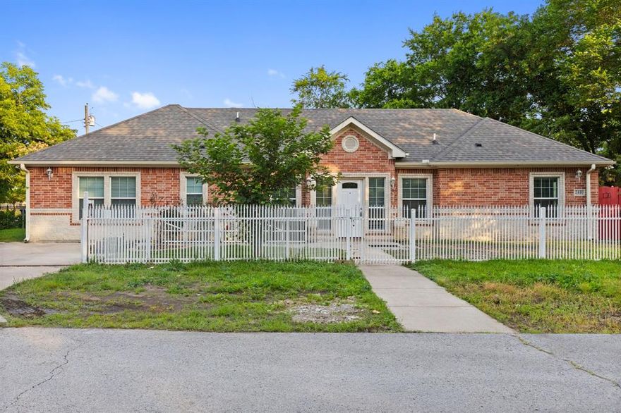 Corner lot home with NO HOA located just 15 miles from Downtown Dallas. Seller will pay off the solar panels at closing, allowing the new owner to enjoy the energy-saving benefits with no solar payment. Excellent investment opportunity for short-term rental potential ahead of the upcoming FIFA World Cup. Features an open-concept layout and walk-in closets in every bedroom with convenient access to major highways, shopping, dining, and entertainment.