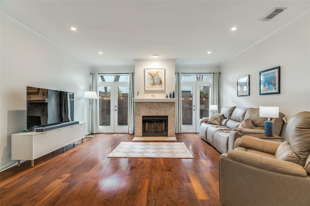 4307 Gilbert Avenue 102