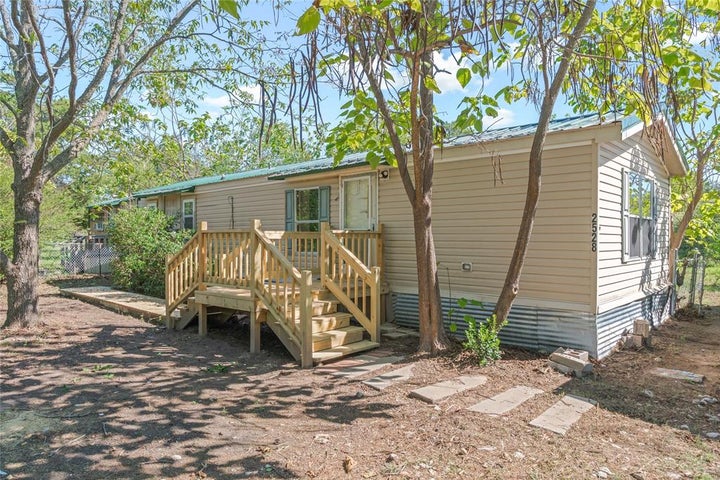 Photo 1 of 27 — 2528 Baywood Drive, Wills Point, TX 75169
