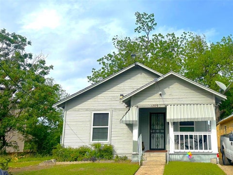 Photo of 1209 Hutchins Avenue, Dallas, TX 75203 (MLS # 21391334)