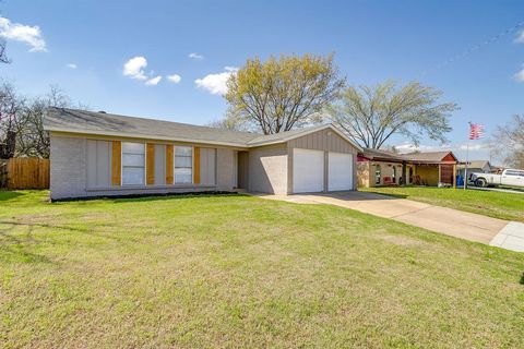 Photo of 111 Chris Court, Alvarado, TX 76009 (MLS # 21204317)