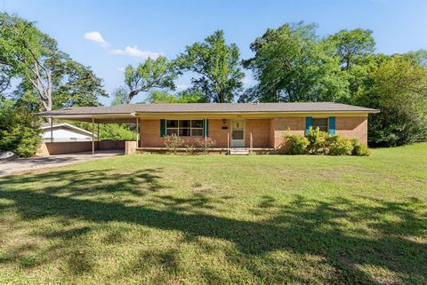 Photo of 2800 Tanglewood Drive, Tyler, TX 75701 (MLS # 21234683)