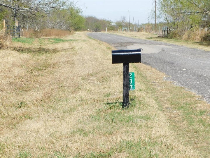 Photo 1 of 32 — 233 Hcr 3315, Hubbard, TX 76648