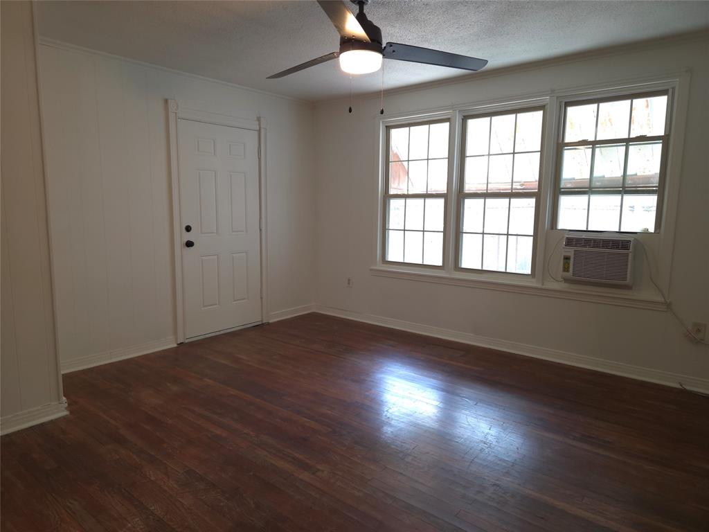 Orig Town Of Wolfe City - Residential