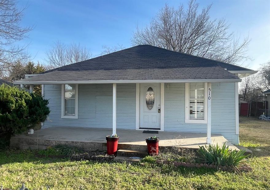 A 2-bedroom, 1.5-bathroom home located in a quiet neighborhood, minutes from downtown Rockwall. Conveniently located near schools and shopping. Living area opens to the kitchen with breakfast bar, tile backsplash. Great for entertaining family and friends. Large beautifully treed backyard. This almost half an acre is great for outside activities or expanding your home. Please call listing agent for combination code.