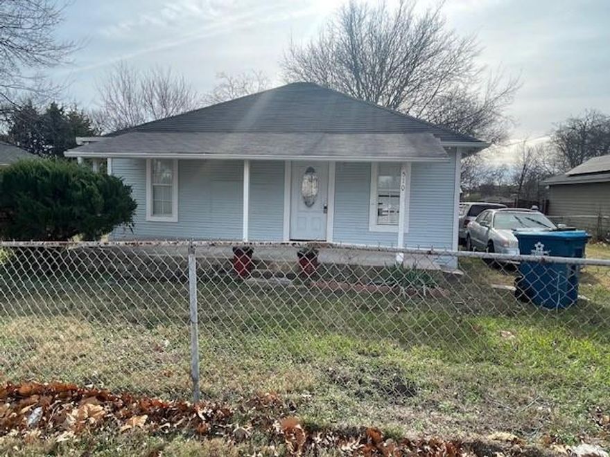 A 2-bedroom, 1.5-bathroom home located in a quiet neighborhood, minutes from downtown Rockwall. Conveniently located near schools and shopping. Living area opens to the kitchen with breakfast bar, tile backsplash. Great for entertaining family and friends. Large beautifully treed backyard. This almost half an acre is great for outside activities or expanding your home. This property is being sold ***AS IS***. PLEASE CALL LISTING AGENT FOR COMBINATION code.