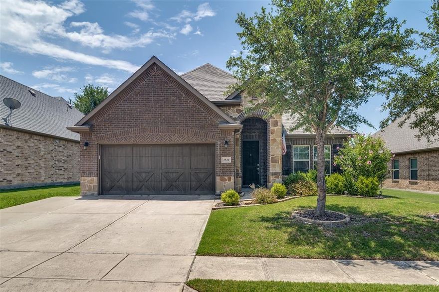 Beautiful One-Story overlooking the Golf Course in the Golf Community of Stone River Estates! Stone and Brick Exterior and Landscaped to Perfection. Fabulous Floor Plan featuring all wood and tile flooring 3 Bedrooms ,2 Full Baths, a Handsome Study, Elegant Formal Dining Room, Island Kitchen with Granite Counters and SS Appliances, Breakfast Area and Spacious Living Rm with Wood Burning Fireplace with Floor to Ceiling Stone. Utility Room with Drip Dry area, Cubbies for Storage, room for a Freezer. Large Master Suite and Bath with Oversized Shower and Dual Sinks. Faux Wood Blinds. Relax on the Covered Patio with Views of the Golf Course!