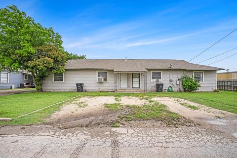 Photo of 1708 Redwood Drive #1706, Cleburne, TX 76033 (MLS # 21146199)