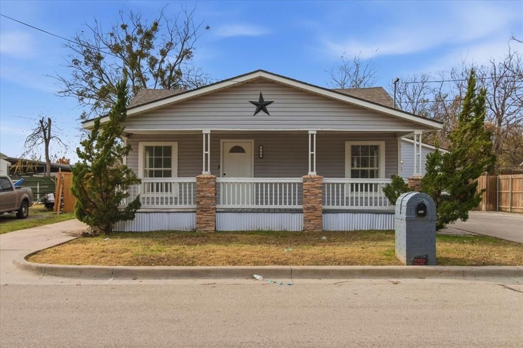 Photo of 404 S Murray Street, McKinney, TX 75069 (MLS # 21183000)