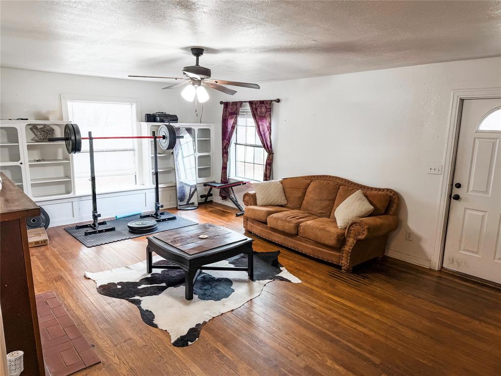 1136 W Long Street