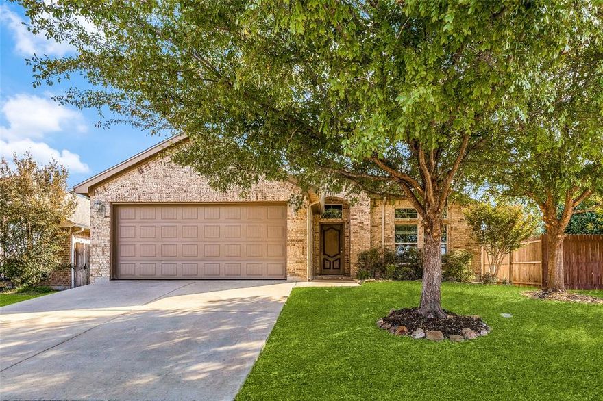 4 bedroom, 2 bath, 2 car garage in EMSISD. Large living room opens to the kitchen featuring knotty alder cabinets. Covered rear patio. Fireplace and decorative ledges in living room. Large master bedroom has ensuite bath with two sinks, separate garden tub and shower, walk in closet. Ceramic tile in kitchen and all wet areas. Fenced back yard, sprinkler system, two inch blinds in all windows, garage door opener. Easy access to downtown Fort Worth, Lockheed Martin, NASJRB, shopping, restaurants, Eagle Mountain Lake. 
TAR Application required for each tenant 18 years and older. NO PETS.