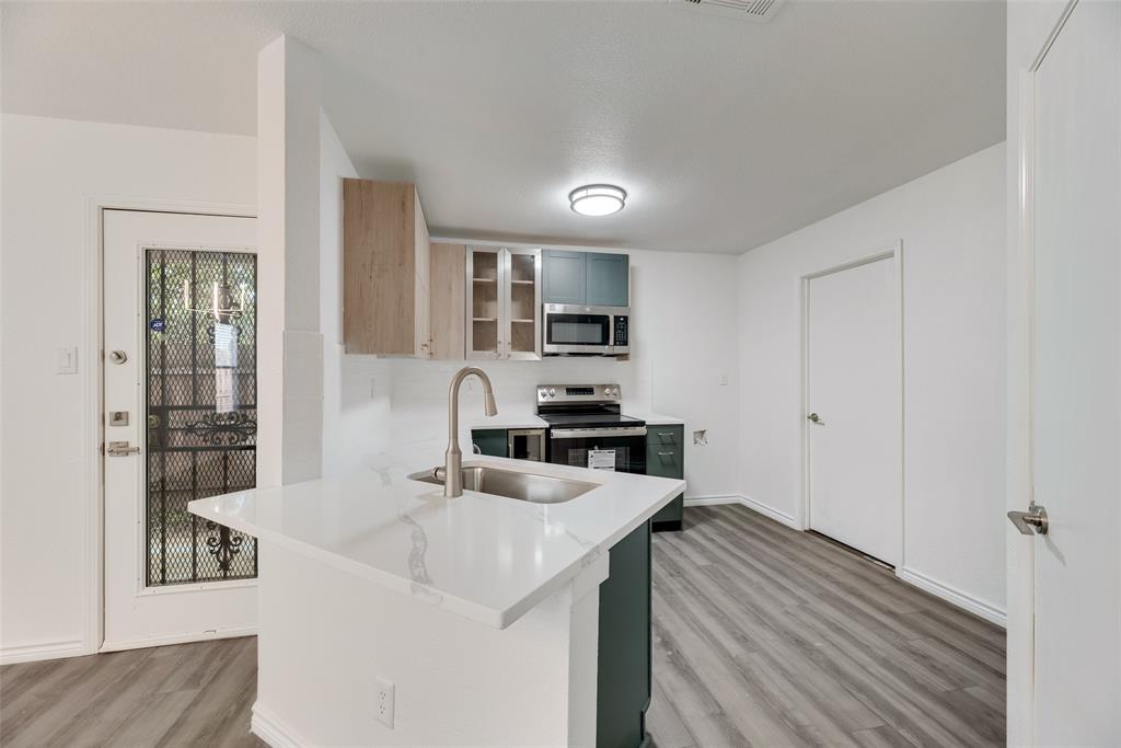 Los Encinos - Residential