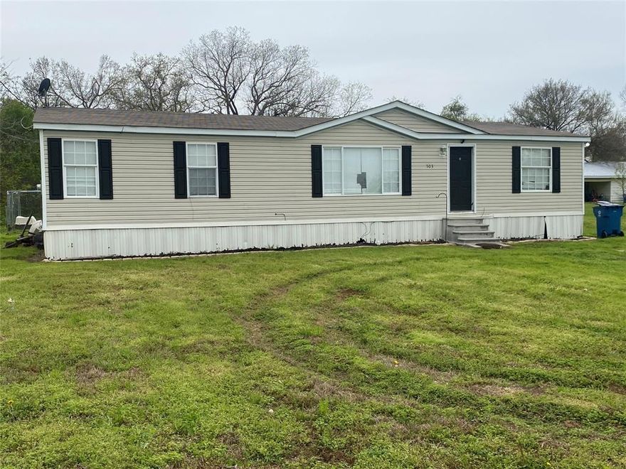 This 3 bedroom, 2 bath home is ready for new owners and priced to sell!!! Quaint neighborhood and close to the edge of town.  The home has newer flooring, copper tub in master and just a few modifications that could make a perfect home for you!