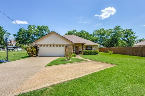 Photo of 402 E Main Street, Tioga, TX 76271 (MLS # 21142486)