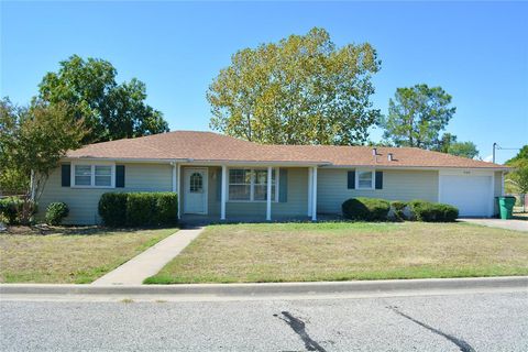 Photo of 933 N Main Street, Muenster, TX 76252 (MLS # 21251217)
