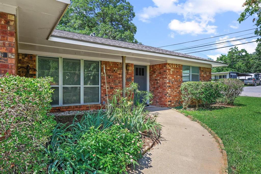 1301 Crestview Drive