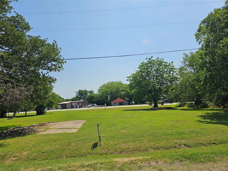Commercial Opportunity on the main corridor into Ennis. This is the last property in the Kaufman Street Corridor incentive district. Zoned multi use only, no residential houses can be built on this property.  This vacant lot fronts two streets and would be a great lot for a small business.