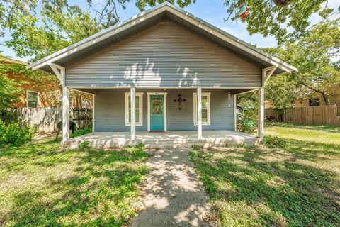 Photo of 863 N CLINTON Ave, Stephenville, TX 76401 (MLS # 21216841)