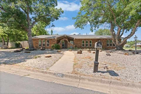 800 Meadowview Drive Crowley TX 76036