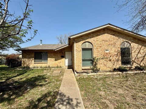 Photo of 2107 Rockwood Drive, Carrollton, TX 75007 (MLS # 21226623)