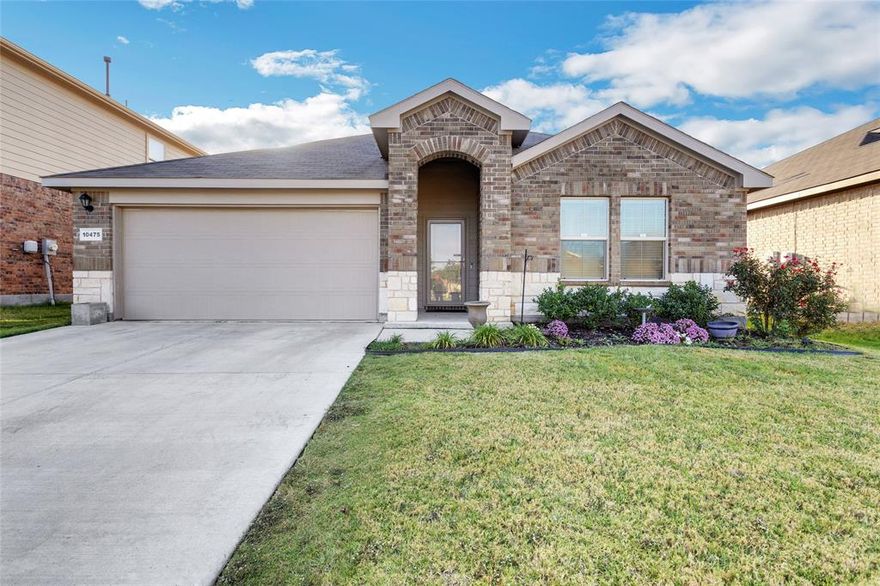 Come and see this stunning one-story home. Enjoy the nice and bright open floor plan this home has to offer. The home has a split bedroom floor plan great for privacy. Primary bedroom is spacious with walk in closet. Nice backyard with the covered patio.