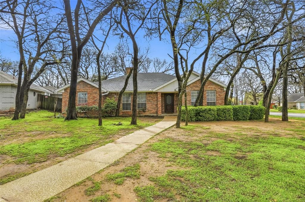 Photo of 2004 Glen Creek Court, Arlington, TX 76015 (MLS # 21207279)