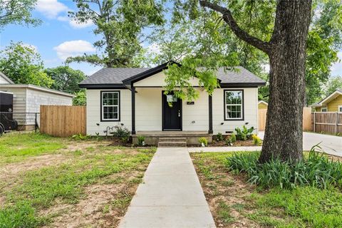Photo of 1909 Columbia Street, Waco, TX 76711 (MLS # 21265454)