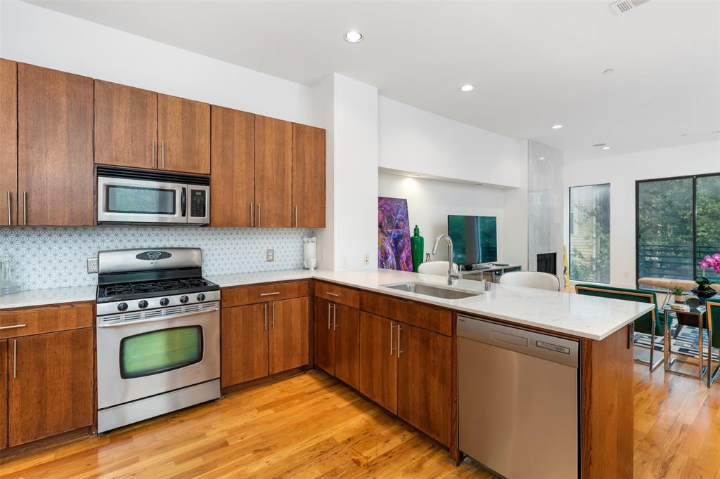 3930 Bowser Avenue 12